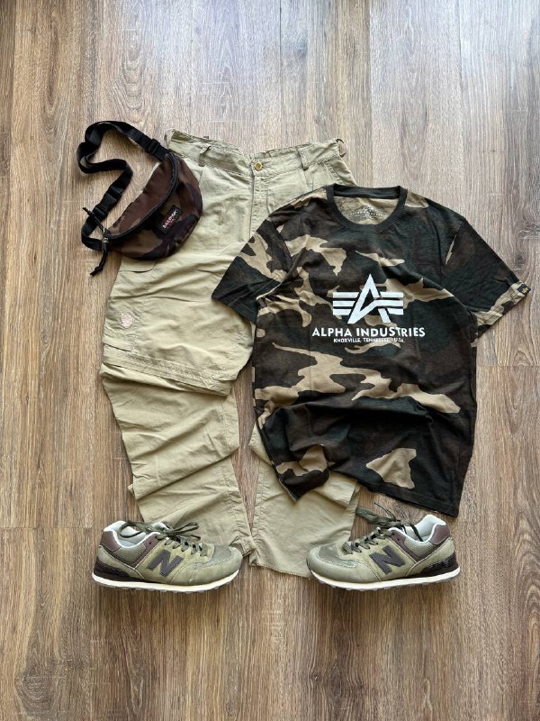 Футболка Alpha Industries, штаны Fjällräven, бананка Eastpack, кроссовки New Balance 574