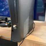 Xbox 360 Slim, 2 controllers, Kinect, 500GB HDD 1