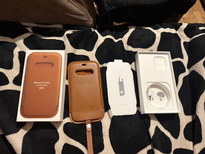 Оригинальный кейс Apple Leather Sleeve MagSafe 2