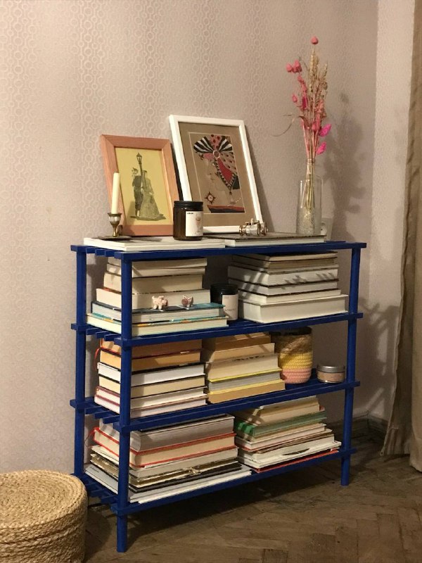Небольшая полка цвета электрик