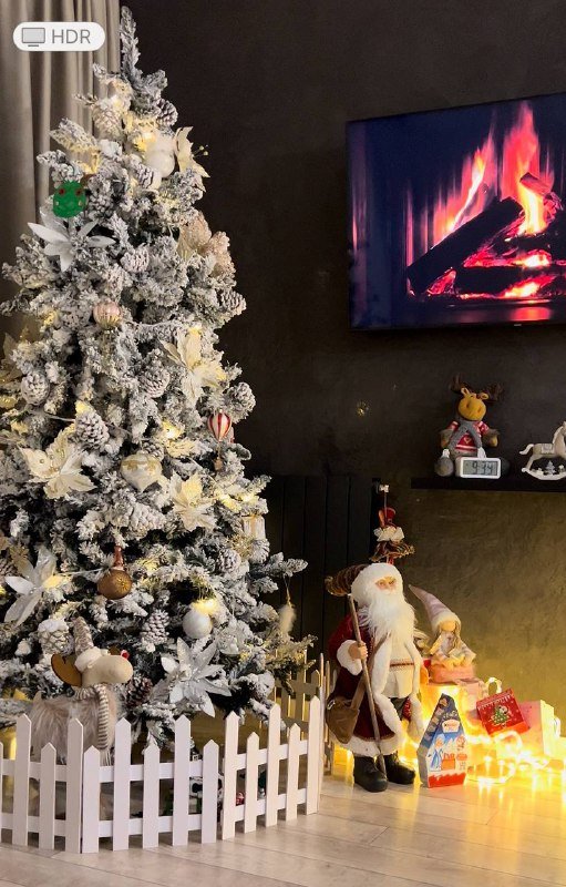 Заснеженная ёлка с шишками и заборчиком