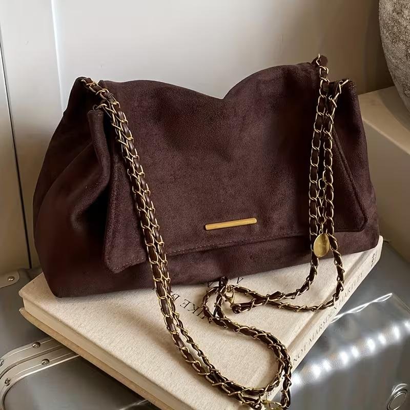 Женская сумка кофейного цвета с золотистой цепочкой