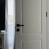 Белые двери с черной ручкой 1