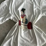 Белая футболка с принтом девушки со штангой 2