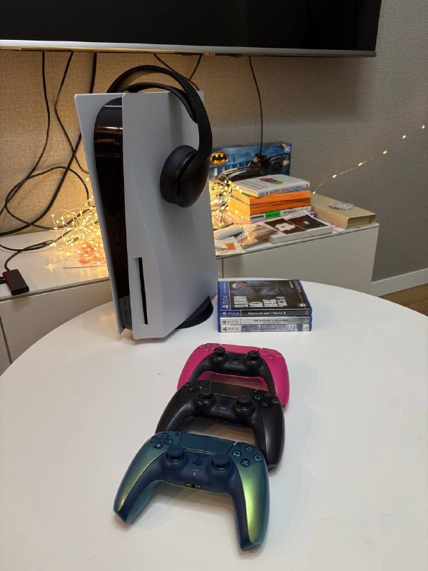 PlayStation 5 с геймпадами, играми и наушниками
