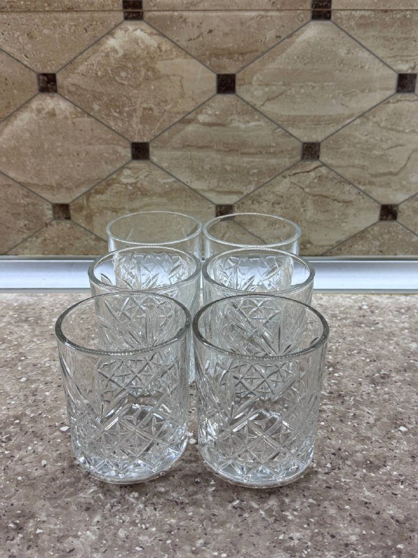 Белые тарелки, чёрные миски, синие тарелки, тарелка с узором, прозрачные и янтарные стаканы 7