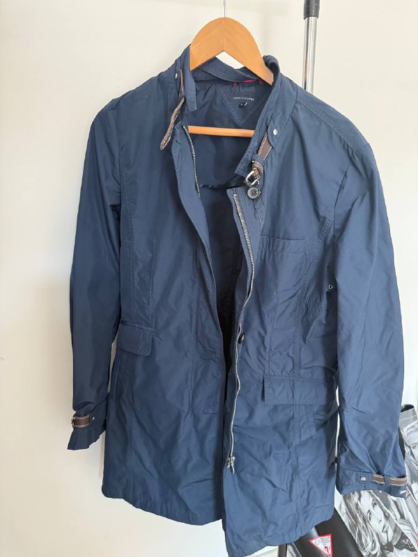 Пальто Tommy Hilfiger, рюкзак, подушка IKEA, шорты Calvin Klein, босоножки Tommy Hilfiger