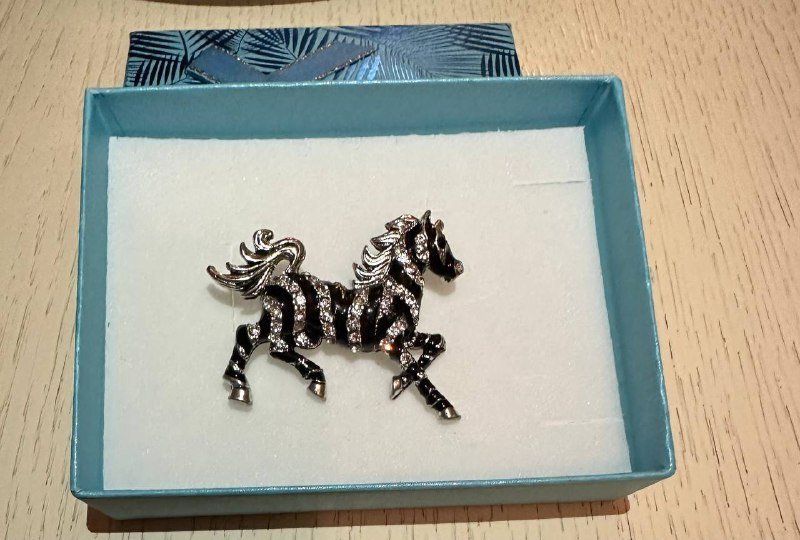 Брошки разного дизайна в коробочках 3