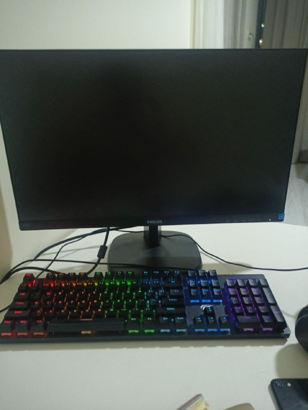 Компьютер, монитор, механическая клавиатура