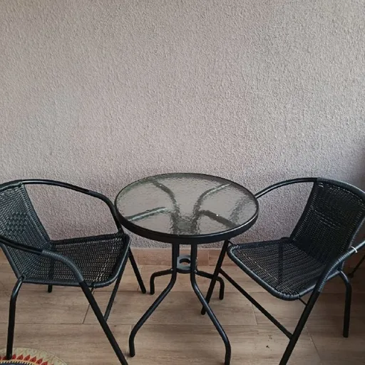 Стол стеклянный, стулья, столы, деревянные плитки, зеркало