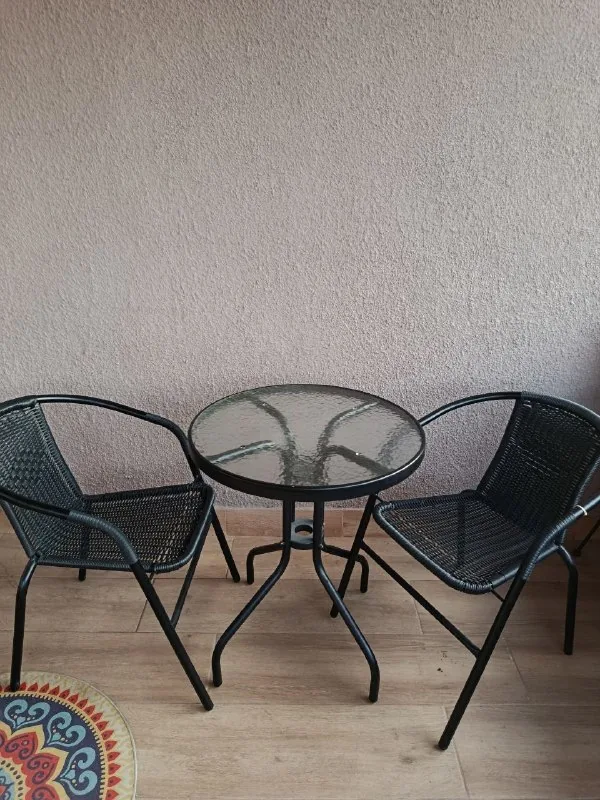 Стол стеклянный, стулья, столы, деревянные плитки, зеркало 1