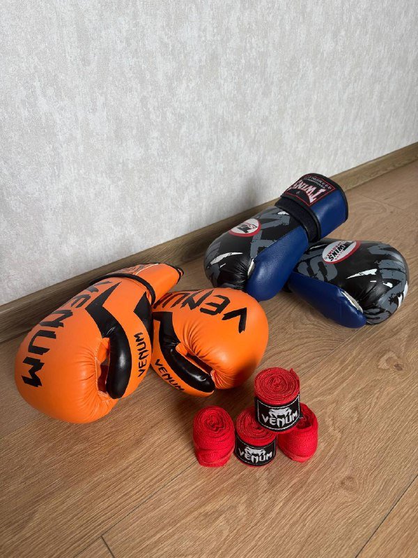 Боксерские перчатки две пары с бинтами