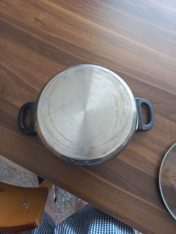 Кастрюля, сковорода, стол, индукционная плитка, чайник