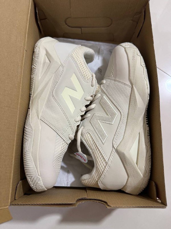 Новые кроссовки New Balance для тенниса и прогулок