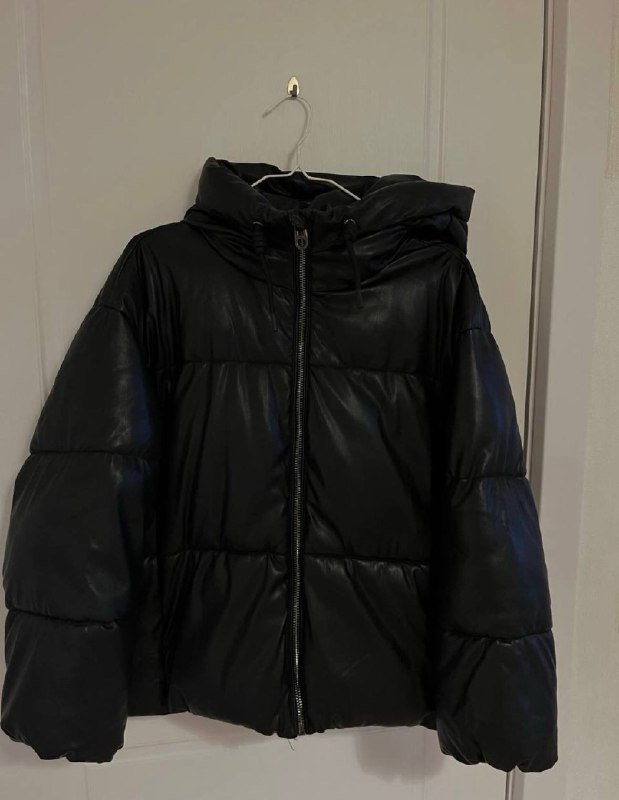 черная куртка, молочный свитер, черный пиджак, нежно-голубые кеды