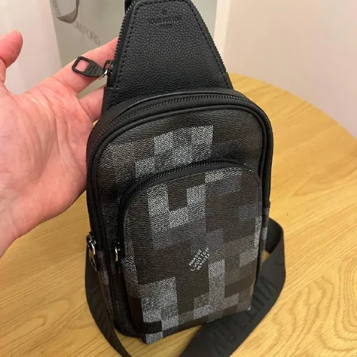 Louis Vuitton Avenue Sling, цепочка, браслет, кеды, брюки, сумка