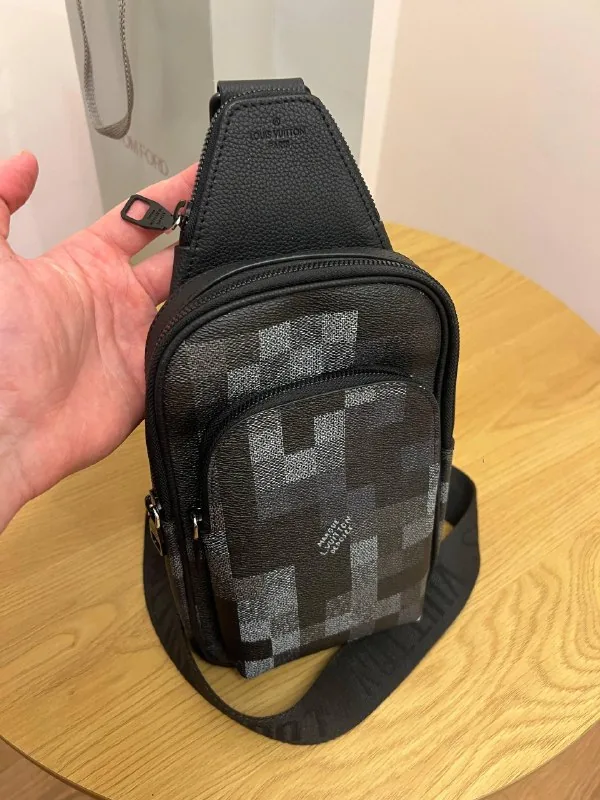Louis Vuitton Avenue Sling, цепочка, браслет, кеды, брюки, сумка 1