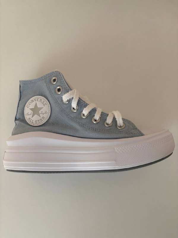 черная куртка, молочный свитер, черный пиджак, нежно-голубые кеды 6