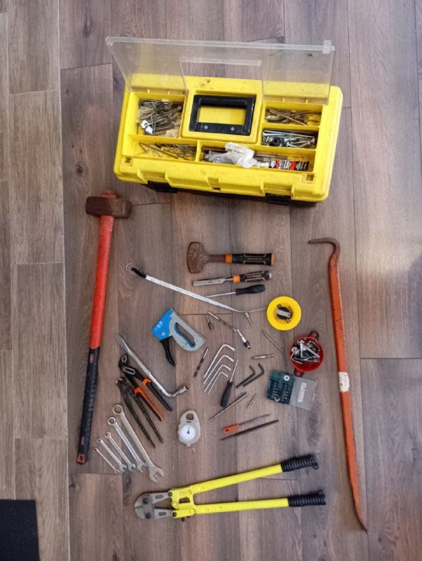 Набор строительных инструментов, кувалды, ключи, ящик для инструментов