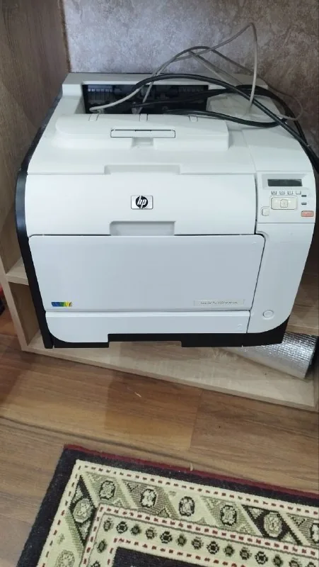 Цветной принтер HP LaserJet Pro 300 1
