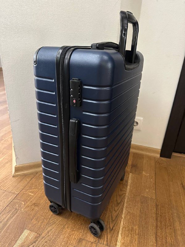 Большой желтый пластиковый чемодан 4