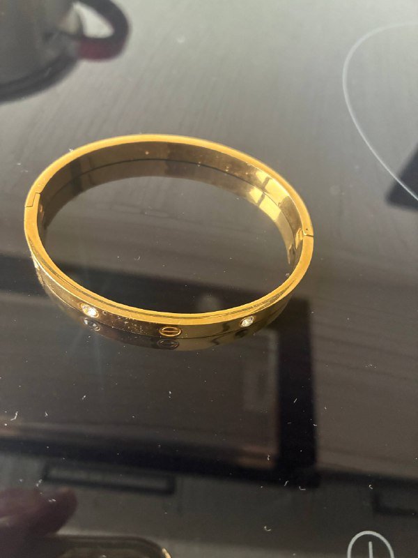 Золотистый браслет с камнями