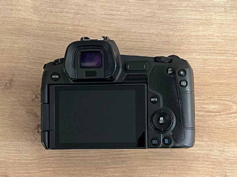 Беззеркальная фотокамера Canon EOS R, 2 аккумулятора, карта памяти 5