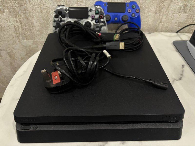PS4 slim 1TB, 2 DualShock, кабеля и зарядка