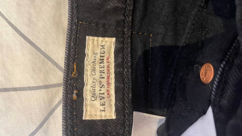 Джинсы Levi’s голубые, Шорты Levi’s черные, Босоножки черные, Фен 4