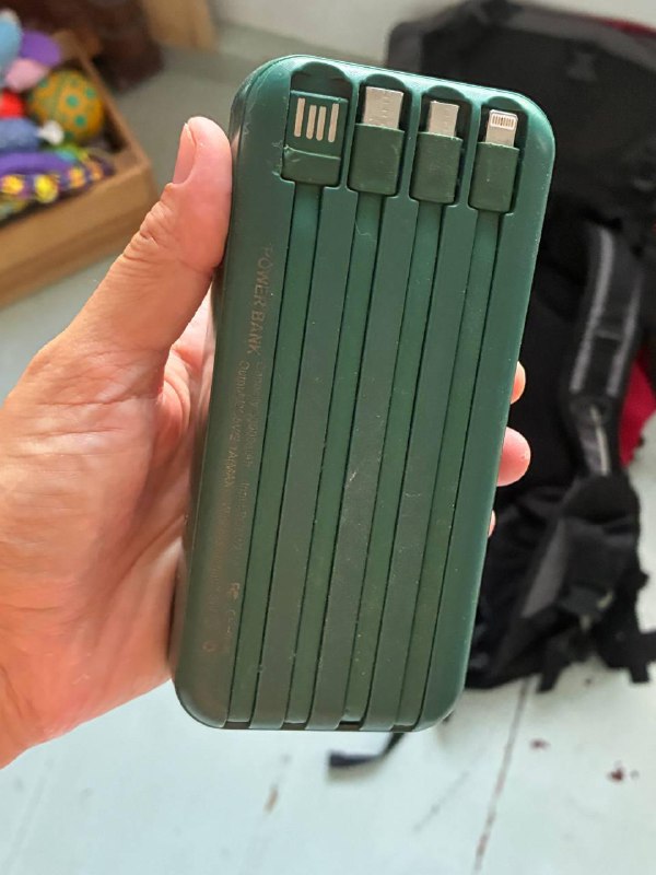 Рюкзак, коврик, повербанк, щетка, ножницы и разные вещи бесплатно 6