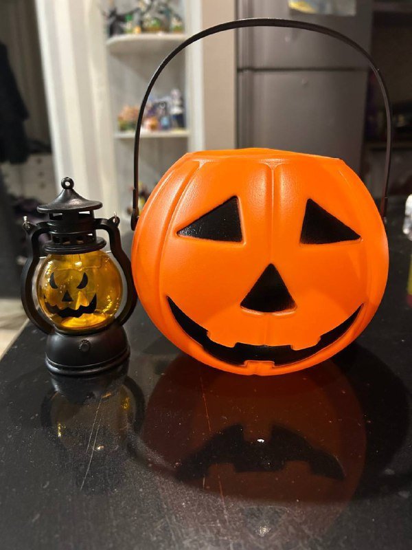 Искусственные елки зеленая и розовая с гирляндой и игрушками 5