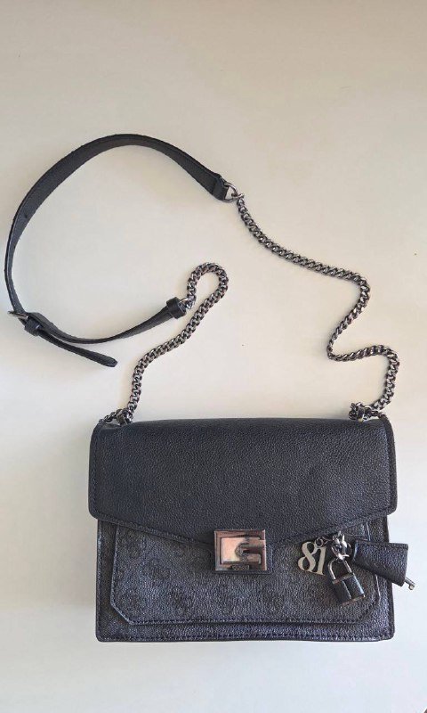 Чёрная сумка на плечо с цепочкой