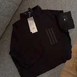 Чёрные и серые спортивные топы adidas и Nike 3