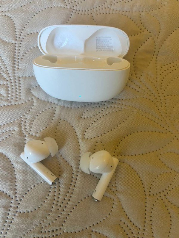 Телефон Poco M5, наушники 2