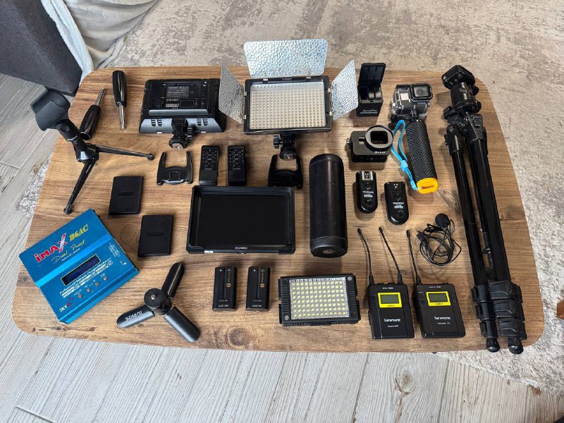 GoPro 7 Black, YongNuo YN300 III, накамерный свет, монитор 7", штативы, синхронизаторы, SSD, радиосистема, зарядное устройство, колонка, микрофонная стойка