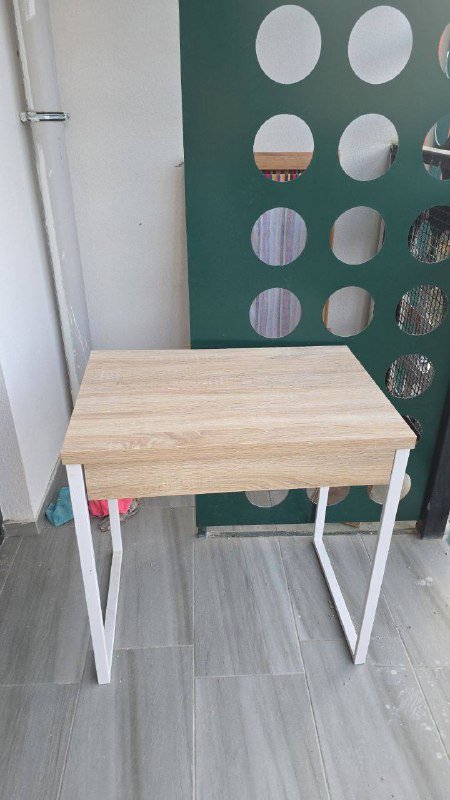 Письменный стол с выдвижным ящиком