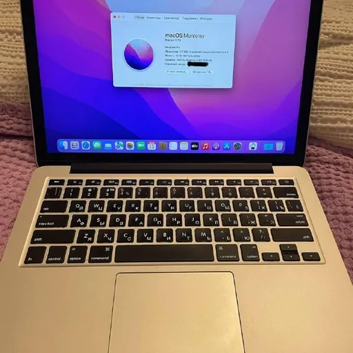 MacBook Pro, матрас, стол, термосы, карандаши, бумага, дождевик, форма
