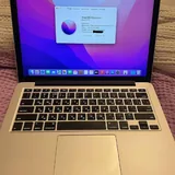 MacBook Pro, матрас, стол, термосы, карандаши, бумага, дождевик, форма 1