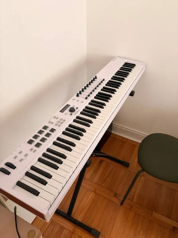 Arturia KeyLab Essential 88 White, стойка 1