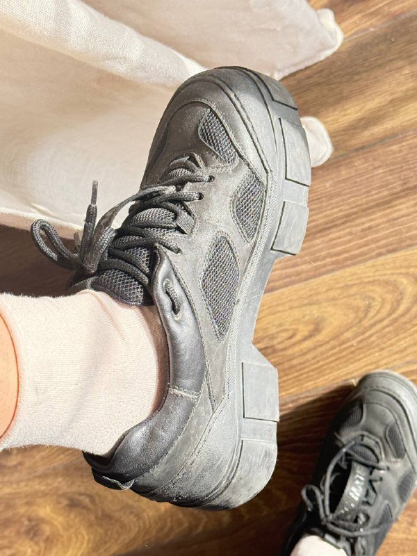 Черные туфли Vic Matië, серые кроссовки Lacoste 4