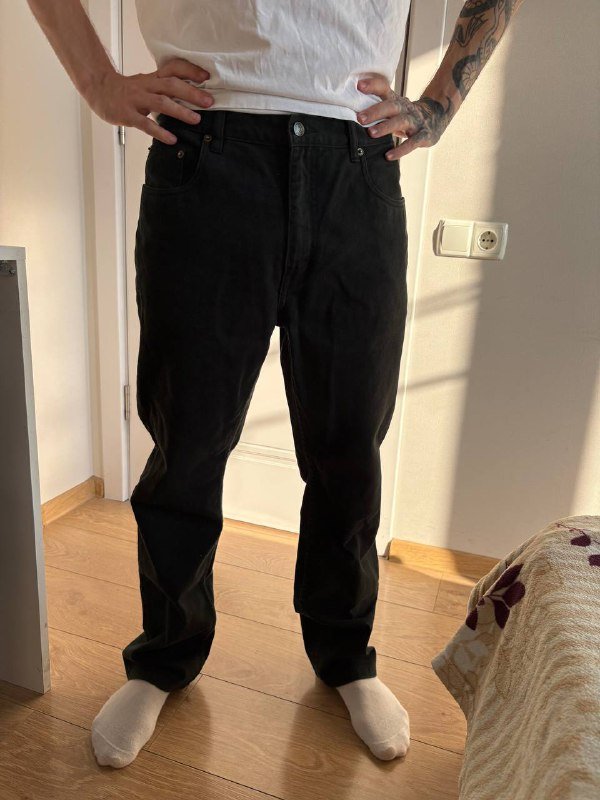 Черные джинсы, синие джинсы с необработанным краем