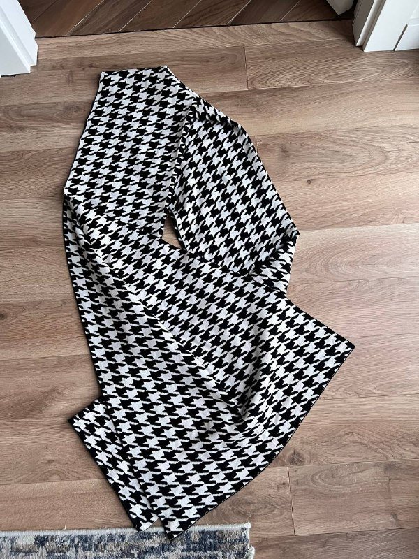 Шарф черно-белый узор 3