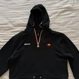 Рубашка Uniqlo, льняное платье-халат, топ Uniqlo, худи Ellesse, свитшот Puma, спортивные штаны 4