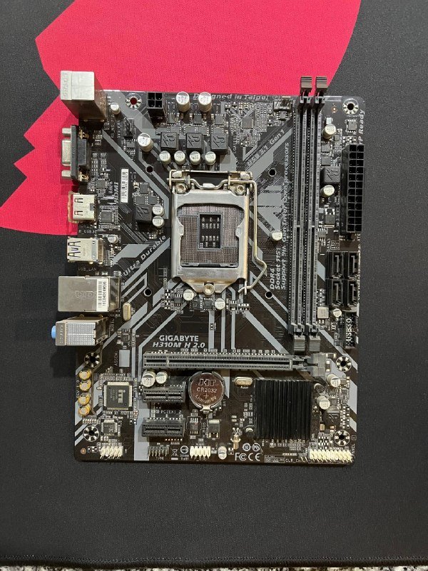 Материнская плата Gigabyte, процессор Intel Core i5-9400F, память Kingston и Micron DDR4, корпус Micro-ATX, кулер Microweak PWM RGB