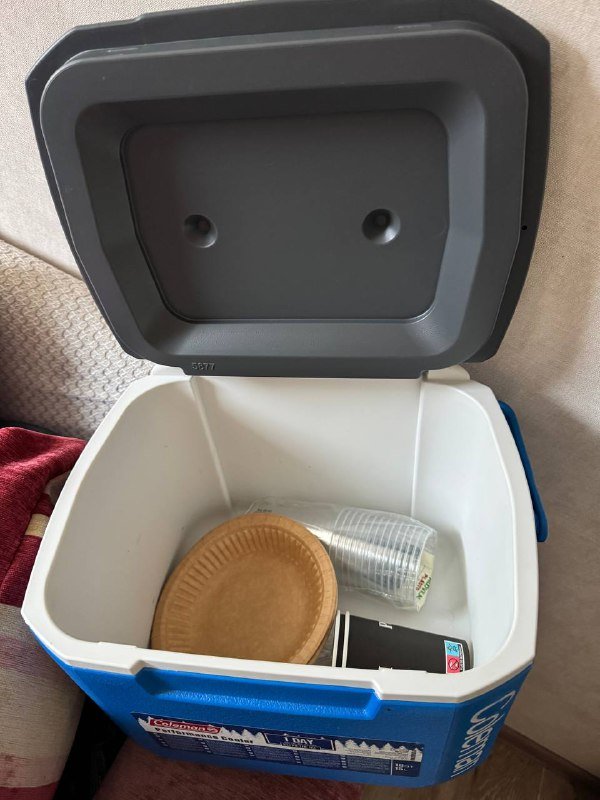 Летний холодильник Coleman с одноразовой посудой 3