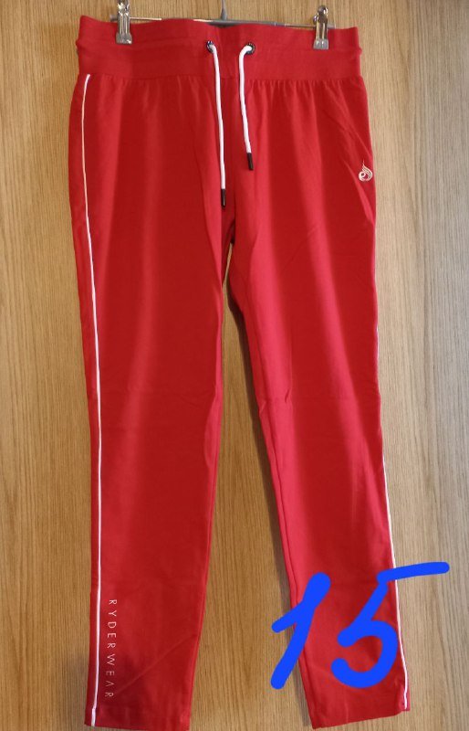 Красные штаны, коричневые штаны, джинсовая куртка, розовые сланцы