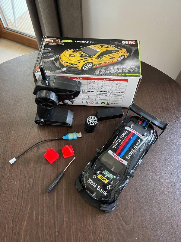 Машинка на радиоуправлении с комплектом колёс и конусами