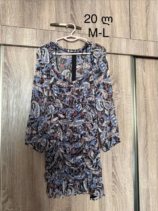 Женские вещи: платья и кофты разных размеров