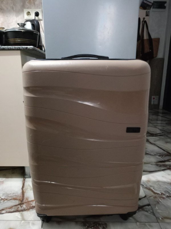 Большой прочный чемодан