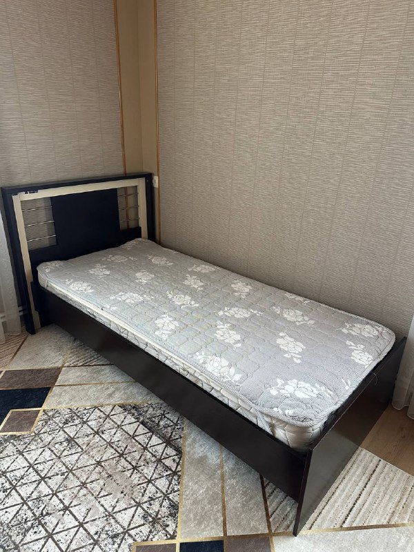 Кровать с матрасом, наматрасником, 2 тумбочки, трюмо 2